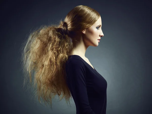 Retrato de uma bela jovem com cabelo encaracolado vermelho — Fotografia de Stock