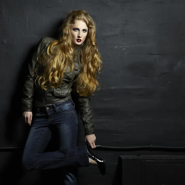 Portrait of a young redheaded woman in a leather jacket — Stock Photo, Image