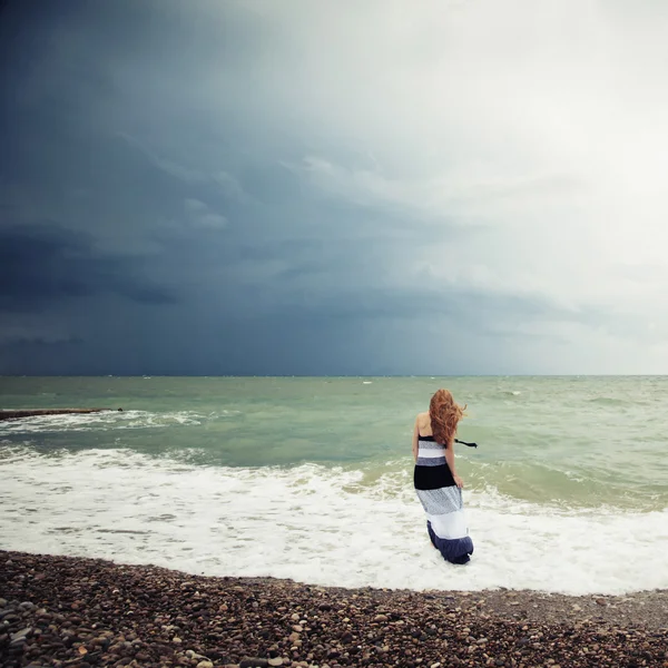 Kobieta na plaży podczas burzy — Zdjęcie stockowe