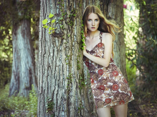 Mode portret van jonge sensuele vrouw in tuin — Stockfoto