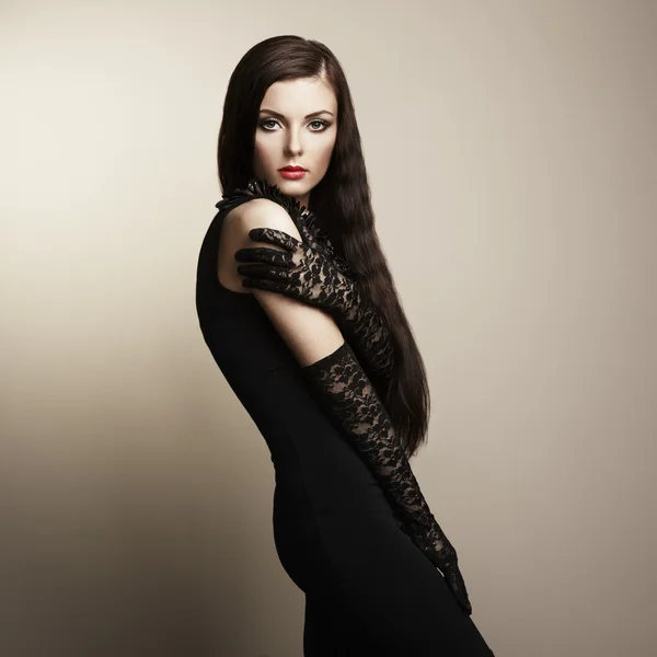Mode portret van jonge mooie vrouw in de zwarte jurk — Stockfoto