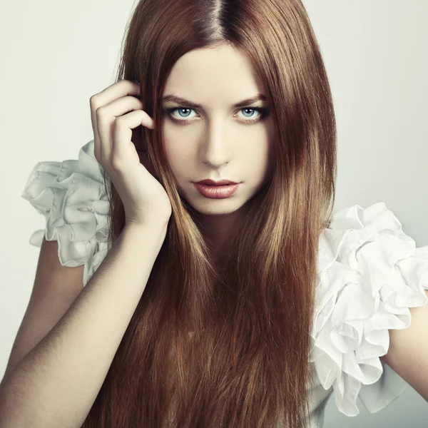 Módní fotografie mladé ženy s červenými vlasy — Stock fotografie