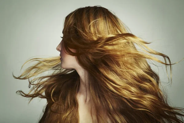 長い髪の流れと若い美しい女性のポートレート — ストック写真