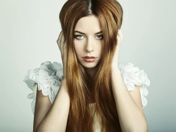 Μόδα φωτογραφία του μια νεαρή γυναίκα με τα κόκκινα μαλλιά — Φωτογραφία Αρχείου