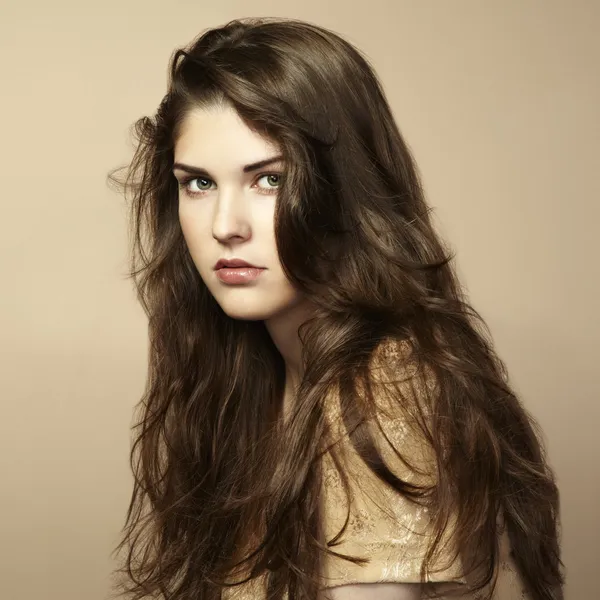 Mode foto av vacker kvinna med magnifika hår — Stockfoto