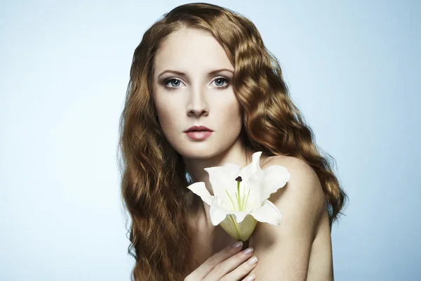 Piękny portret młodej kobiety zmysłowy z kwiatem — Zdjęcie stockowe