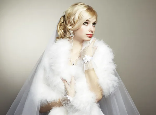Wedding portrait of beautiful young bride — Stockfoto