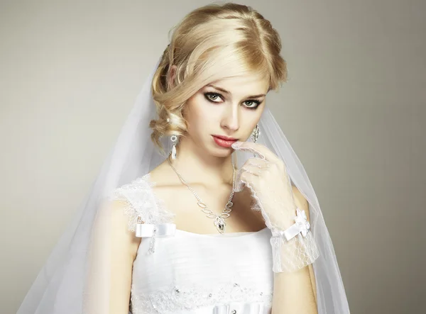Retrato de casamento de bela noiva jovem — Fotografia de Stock