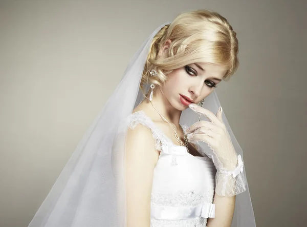 Wedding portrait of beautiful young bride — Stock Photo, Image