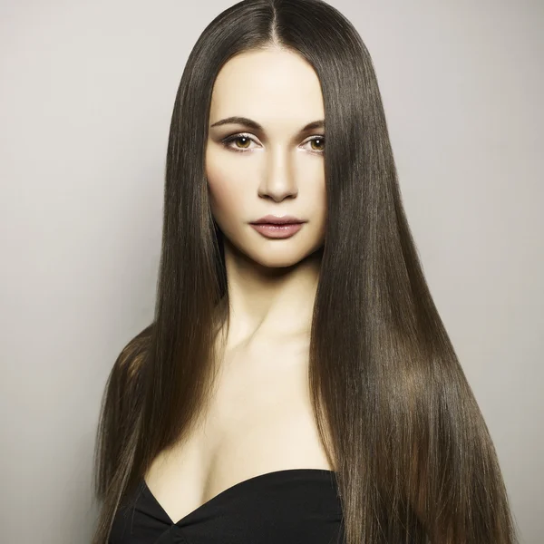 Mode foto av vacker kvinna med magnifika hår — Stockfoto