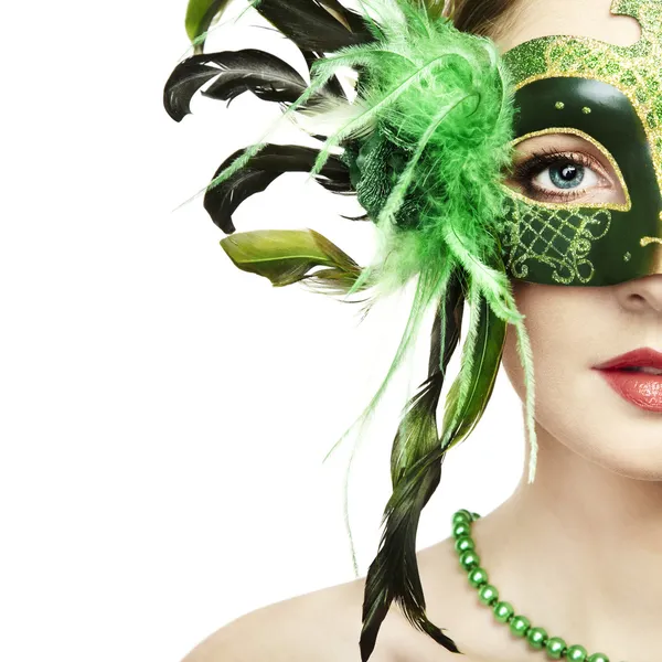 Piękna młoda kobieta w zieleni maski weneckie — Zdjęcie stockowe