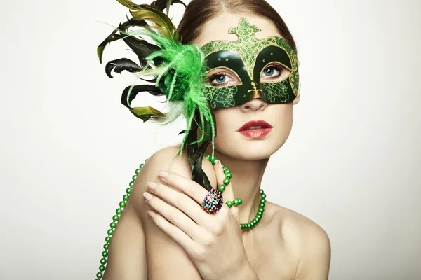 Krásná mladá žena v zelené benátské masky — Stock fotografie