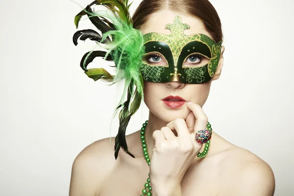 Krásná mladá žena v zelené tajemné benátské masky — Stock fotografie