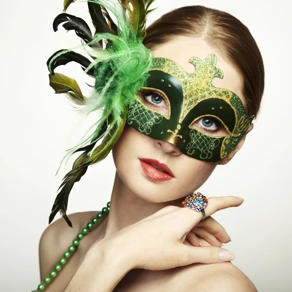 De mooie jonge vrouw in een groene mysterieuze Venetiaanse masker — Stockfoto