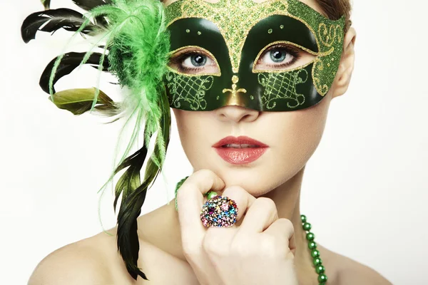 La hermosa joven con una misteriosa máscara veneciana verde — Foto de Stock