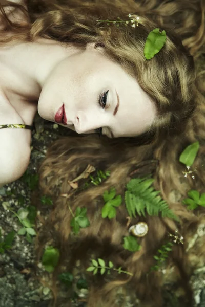 Mode portret van jonge sensuele vrouw in tuin — Stockfoto