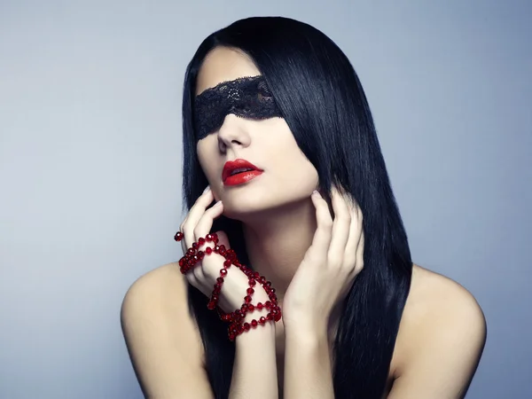 Retrato de moda de la joven con los ojos vendados — Foto de Stock