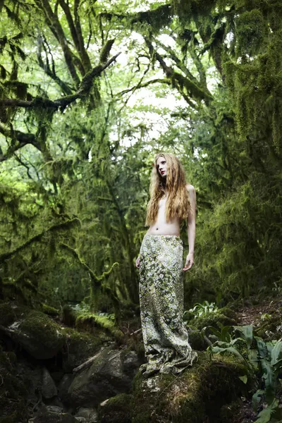 Retrato de mujer romántica en bosque de hadas — Foto de Stock