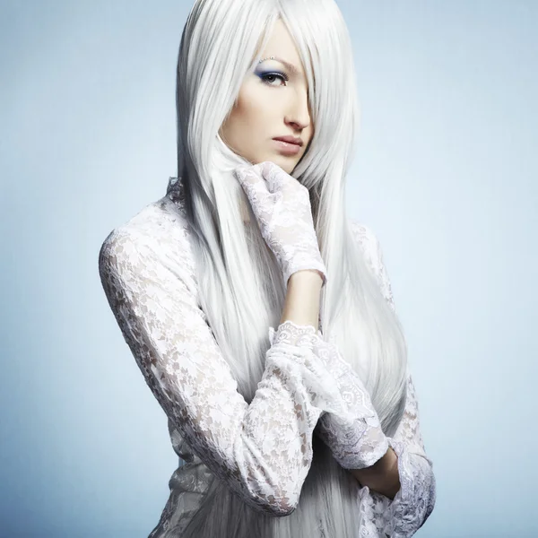 Modeporträt einer jungen schönen blonden Frau — Stockfoto