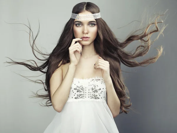 Retrato de jovem mulher bonita com longo fluxo de cabelo — Fotografia de Stock