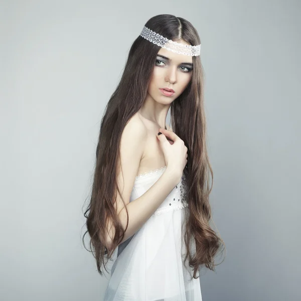 Porträtt av en ung vacker flicka med vågigt hår — Stockfoto