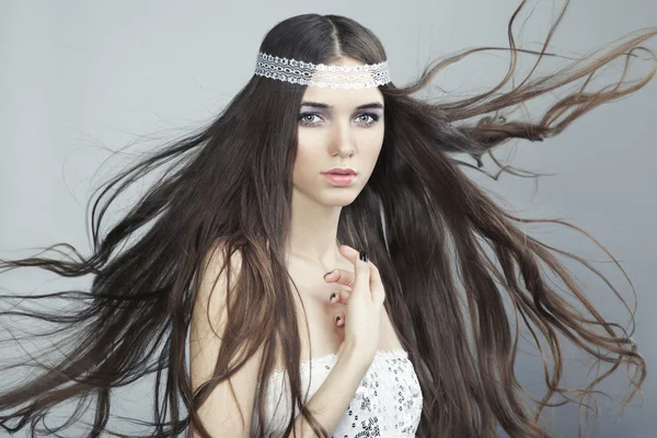 Portrait of young beautiful woman with long flowing hair — Stock Photo, Image