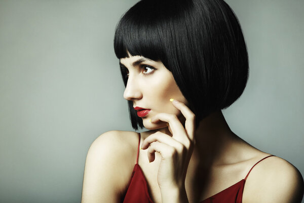 Модный портрет молодой красивой темноволосой женщины
