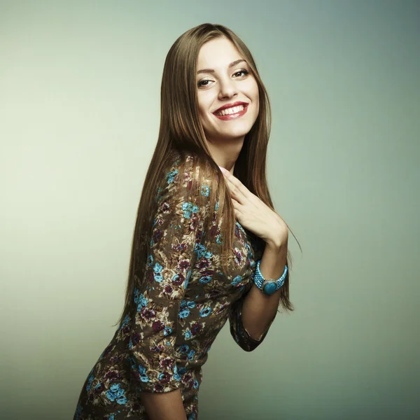 Divat egy boldog, mosolygó fiatal nő portréja — Stock Fotó