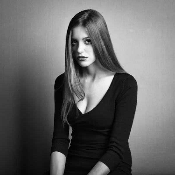 Mode foto av en ung kvinna med mörkt hår — Stockfoto