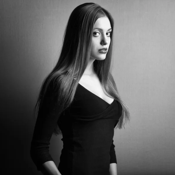 Foto de moda de uma jovem mulher com cabelo escuro — Fotografia de Stock