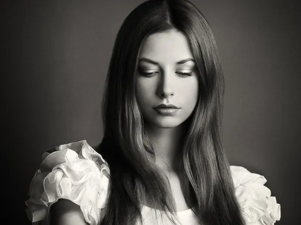 Modefoto einer jungen Frau mit dunklen Haaren — Stockfoto