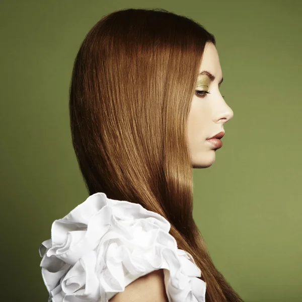Модное фото молодой женщины с рыжими волосами — стоковое фото
