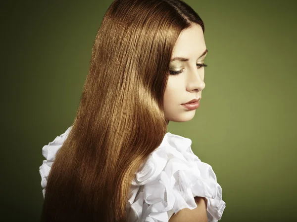 Модное фото молодой женщины с рыжими волосами — стоковое фото