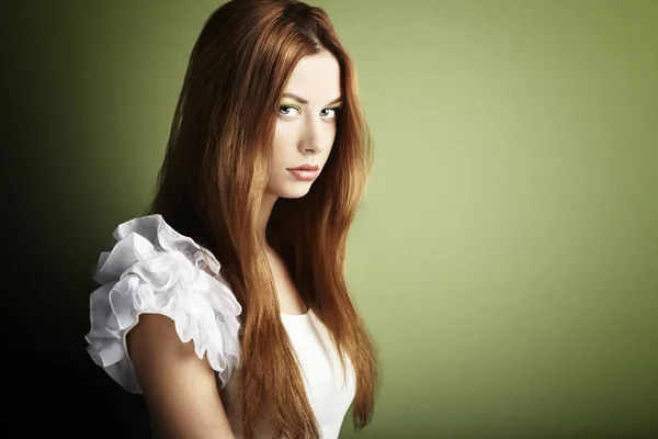 Foto de moda de uma jovem mulher com cabelo vermelho — Fotografia de Stock