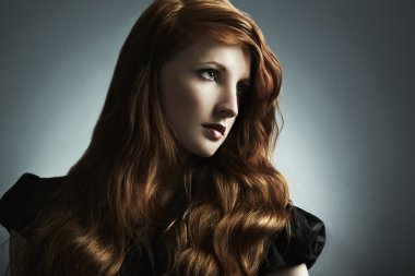 güzel, genç, Kızıl saçlı bir kadın moda fotoğrafı