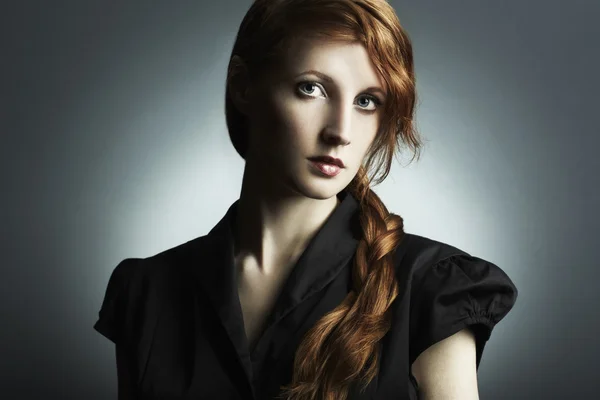 Güzel, genç, Kızıl saçlı bir kadın moda fotoğrafı — Stok fotoğraf