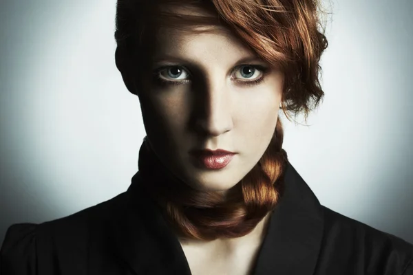 Mode foto av en vacker ung rödhårig kvinna — Stockfoto