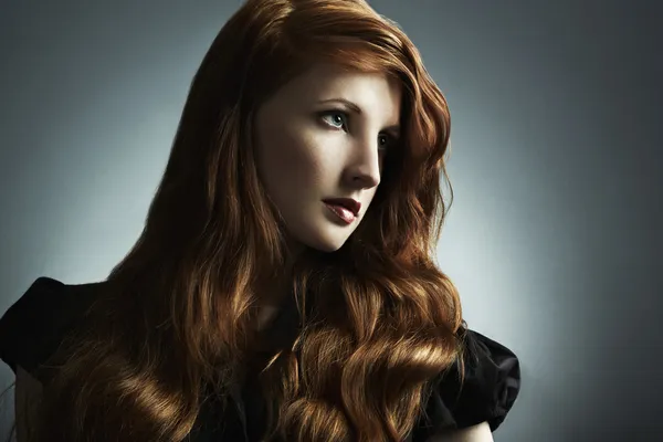 Photo de mode d'une belle jeune femme aux cheveux roux — Photo
