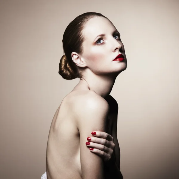 Modeporträt einer nackten eleganten Frau — Stockfoto