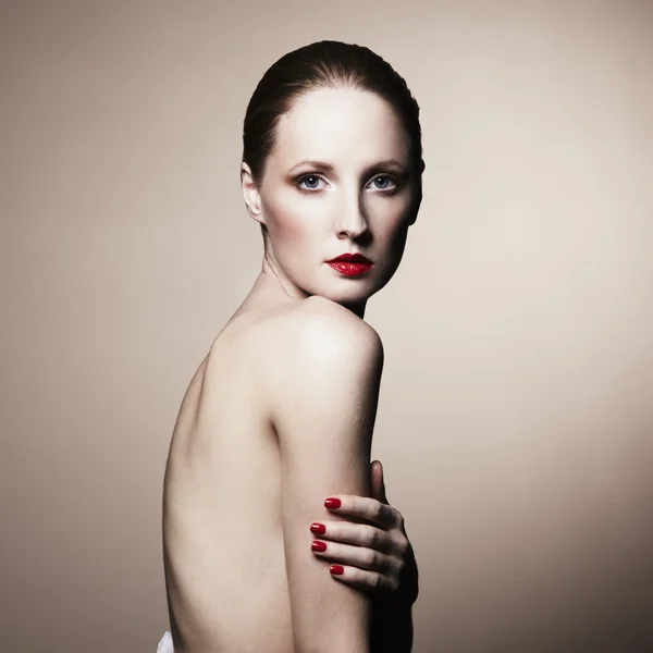 裸のエレガントな女性のファッションの肖像画 — ストック写真