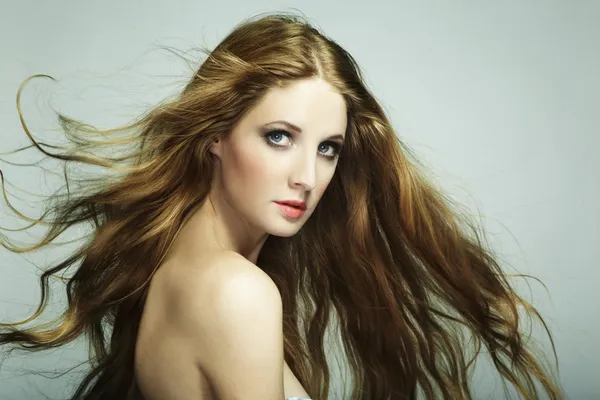Ritratto di giovane bella donna con lunghi capelli che scorrono — Foto Stock