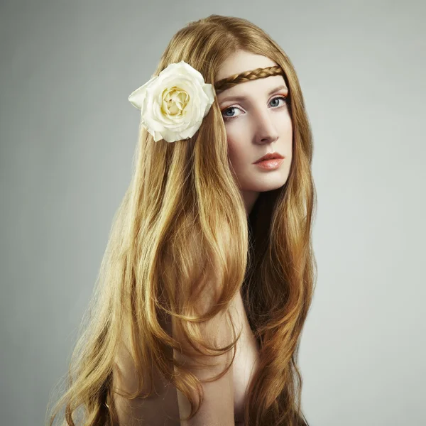 Divatfotózás, vörös hajú fiatal nő — Stock Fotó