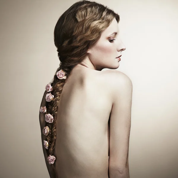 Ritratto di una bella donna con dei fiori tra i capelli — Foto Stock