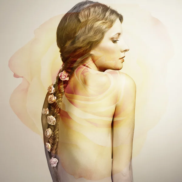 Retrato de una hermosa mujer con flores en el pelo —  Fotos de Stock