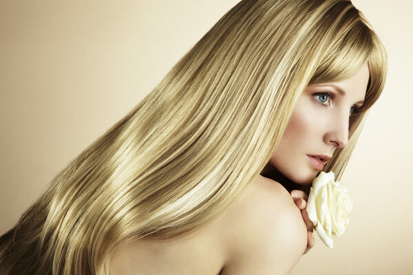 Модное фото молодой женщины с светлыми волосами
