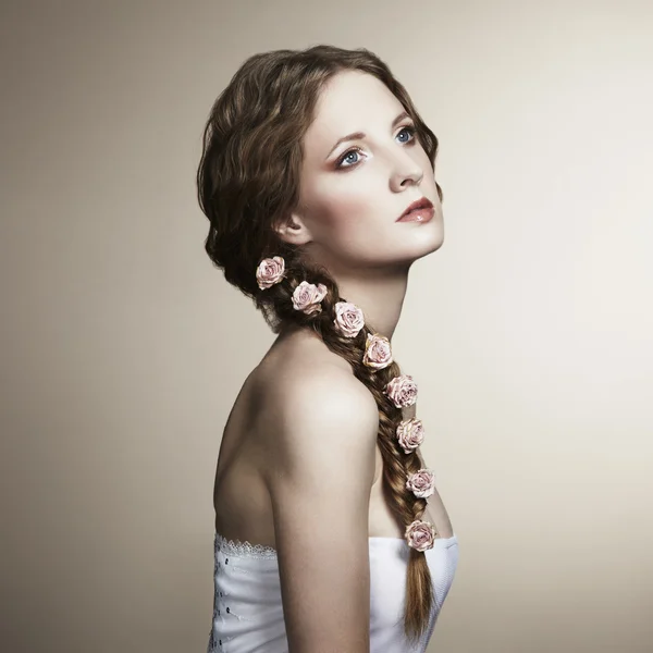 Πορτρέτο μιας όμορφης γυναίκας με λουλούδια στα μαλλιά της — Φωτογραφία Αρχείου