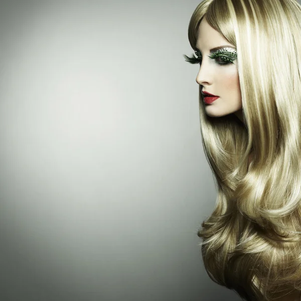 Portret blond kobieta z długie rzęsy — Zdjęcie stockowe
