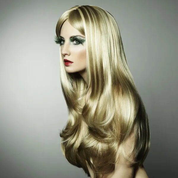 Porträtt av en blond kvinna med långa ögonfransar — Stockfoto