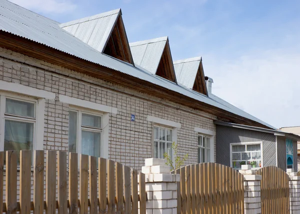 Casa de campo com um telhado galvanizado — Fotografia de Stock