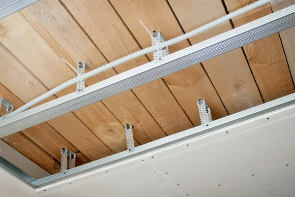 Elektriska ledningar som installeras i taket — Stockfoto